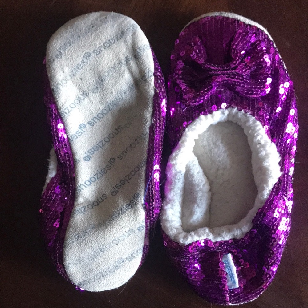 Snoozies Slippers Women’s size medium